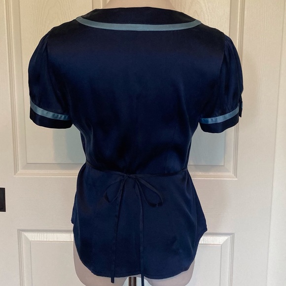 Bebe 96% Silk Short-sleeve Navy with Light Blue Blouse S Keyhole - Picture 3 of 6